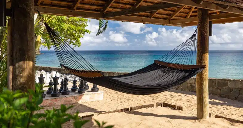 Hangmat op strand bij Sandals Regency La Toc, St. Lucia