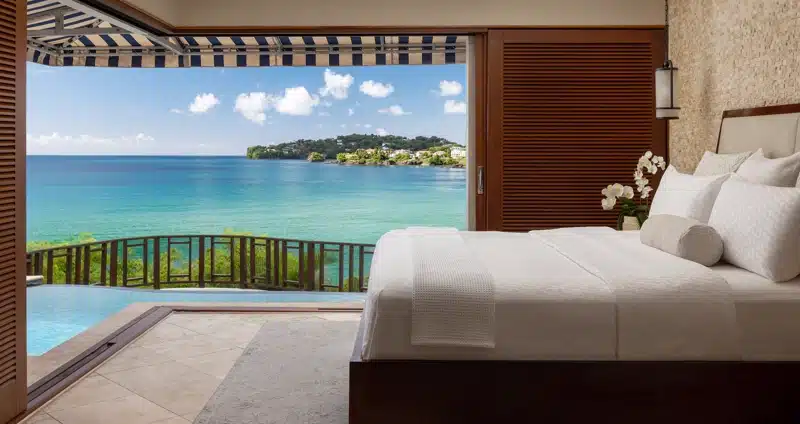 Slaapkamer met zeezicht bij Sandals Regency La Toc, St. Lucia