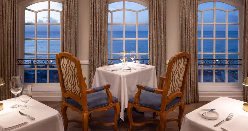 Restaurant met uitzicht op zee bij Sandals Regency La Toc, St. Lucia