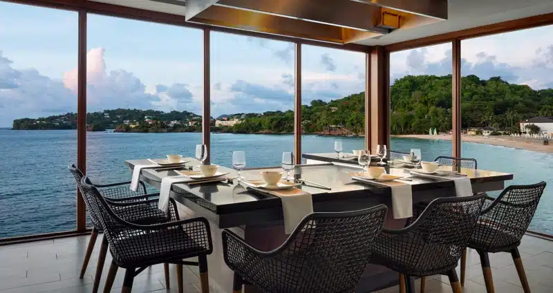 Tafel met uitzicht over zee bij Sandals Regency La Toc, St. Lucia