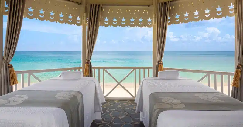 Twee massagebedden aan het strand bij Sandals Regency La Toc