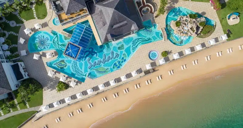 Luchtfoto van zwembad bij Sandals Regency La Toc