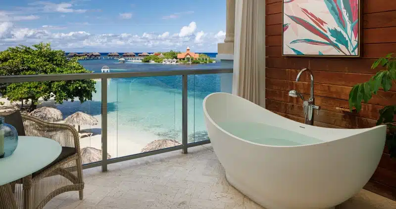 Bad op balkon bij Sandals Royal Caribbean