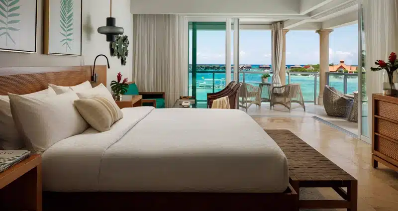 Hotelkamer met balkon bij Sandals Royal Caribbean