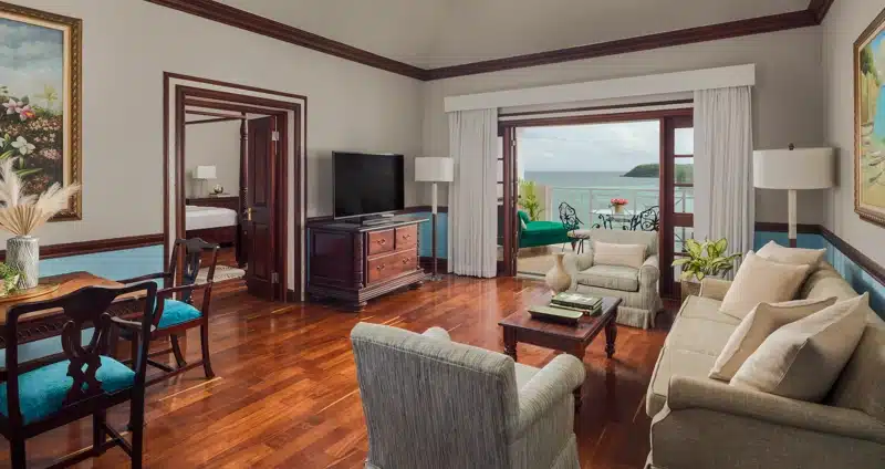 Woonkamer met balkon bij Sandals Royal Plantation