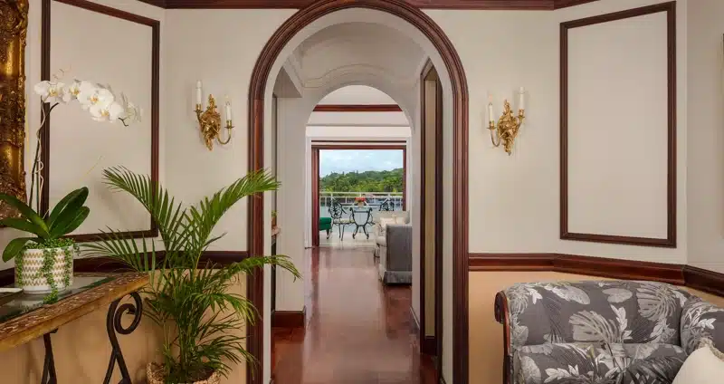 Doorkijk van suite naar balkon bij Sandals Royal Plantation