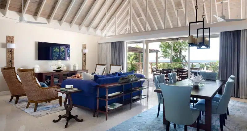 Grote woonkamer met eetgedeelte bij Sandals Royal Plantation