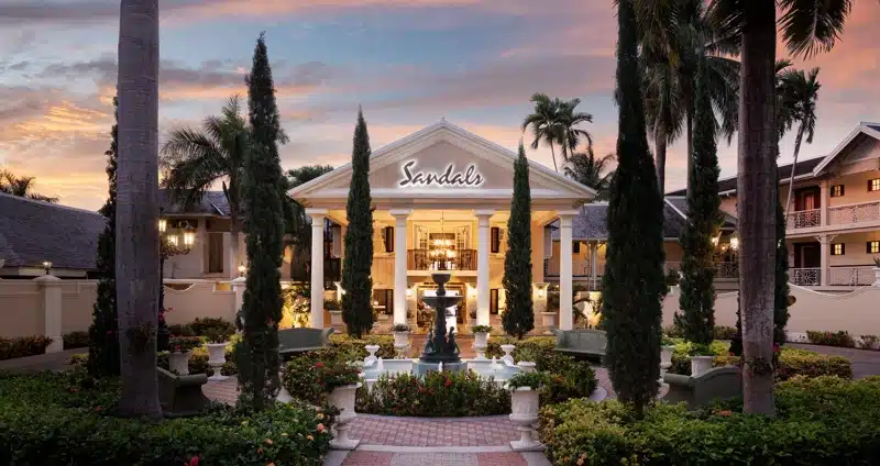Vooraanzicht van Sandals Royal Plantation bij zonsondergang