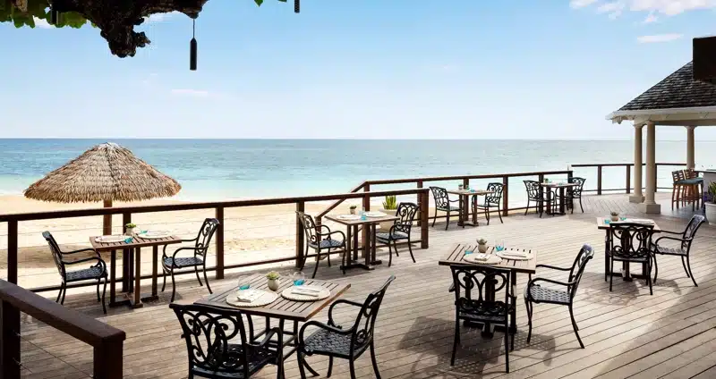 Restaurantterras aan het strand bij Sandals Royal Plantation