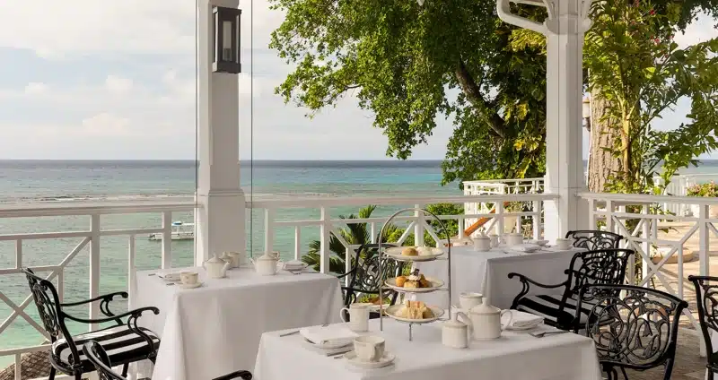 Restaurant met wit tafellinnen bij Sandals Royal Plantation