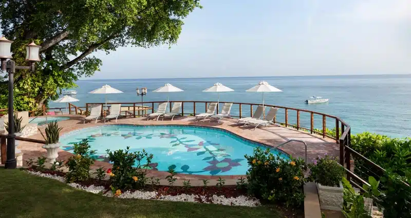 Zwembad met zeezicht bij Sandals Royal Plantation