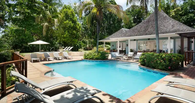 Zwembad tussen groen bij Sandals Royal Plantation