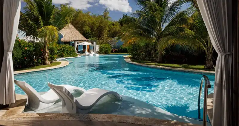 Ligstoelen zwembad Sandals South Coast Jamaica