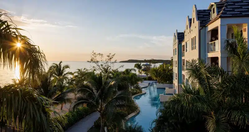 Zwembad met zeezicht Sandals South Coast Jamaica