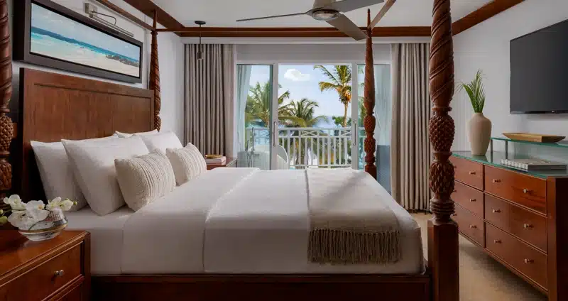 Slaapkamer met balkon bij Sandals Barbados