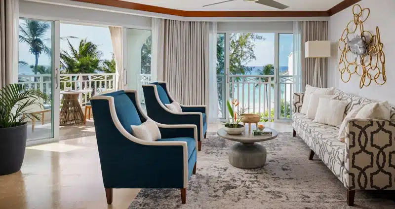 Woonkamer met balkon bij Sandals Barbados