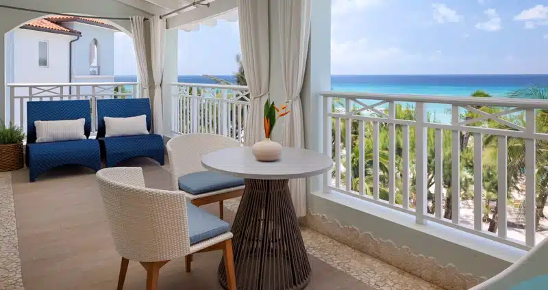 Balkon met zitje en zeezicht bij Sandals Barbados