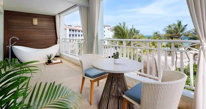 Balkon met ligbad en uitzicht op zee bij Sandals Barbados