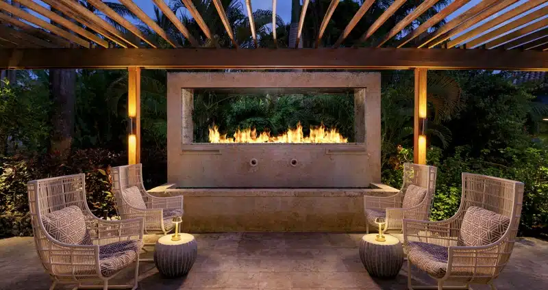 Overdekte lounge met vuurhaard bij Sandals Barbados