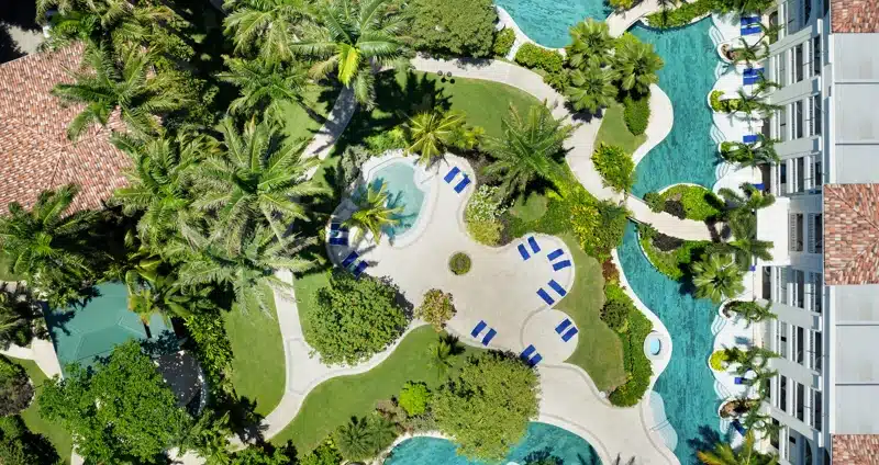 Luchtfoto van zwembad en palmbomen bij Sandals Barbados