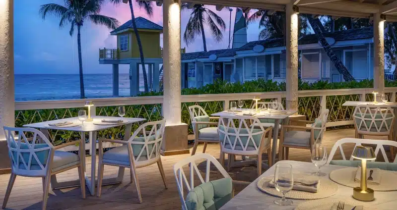 Restaurant aan zee bij zonsondergang bij Sandals Barbados