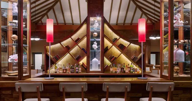 Barinterieur met flessenwand bij Sandals Barbados