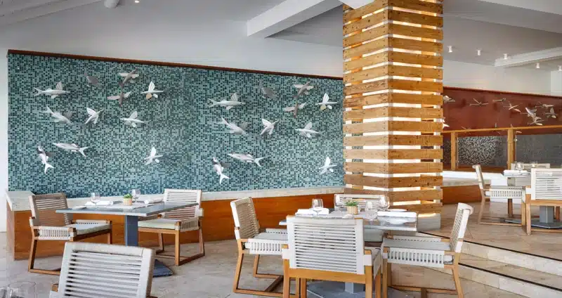 Restaurantinterieur bij Sandals Barbados met wanddecoratie