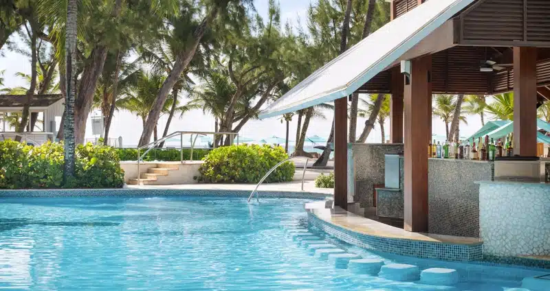 Poolbar in zwembad bij Sandals Barbados