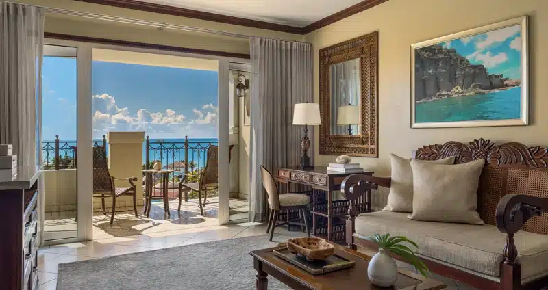 Hotelkamer met balkon en zeezicht bij Sandals Grande Antigua