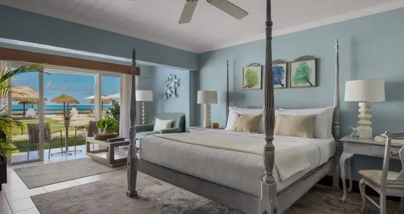 Ruime hotelkamer met hemelbed bij Sandals Grande Antigua