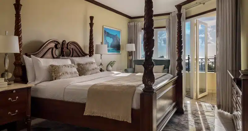 Slaapkamer met houten hemelbed bij Sandals Grande Antigua