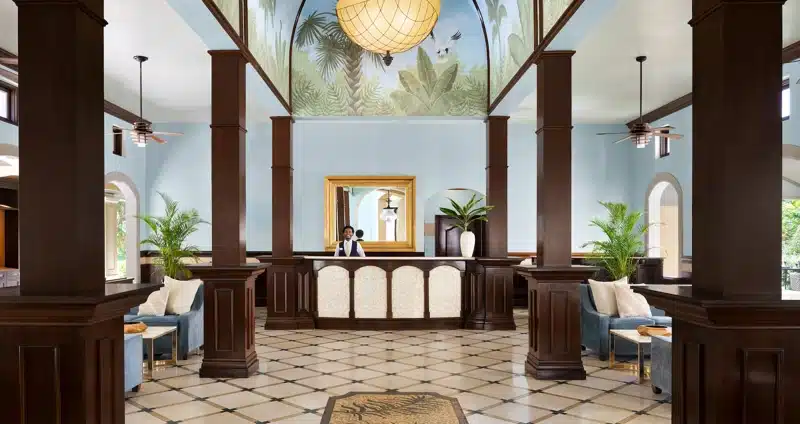 Lobby met receptie en zuilen bij Sandals Grande Antigua