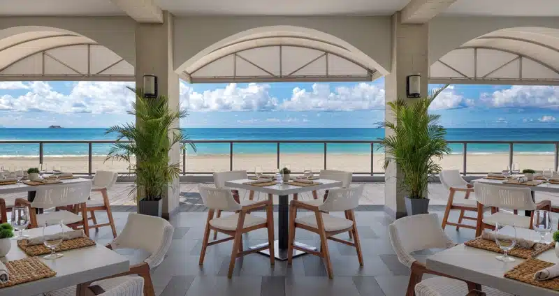Restaurant met uitzicht op strand bij Sandals Grande Antigua