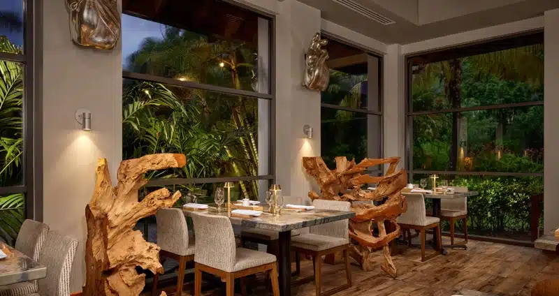 Restaurant met houten accenten bij Sandals Grande St Lucian