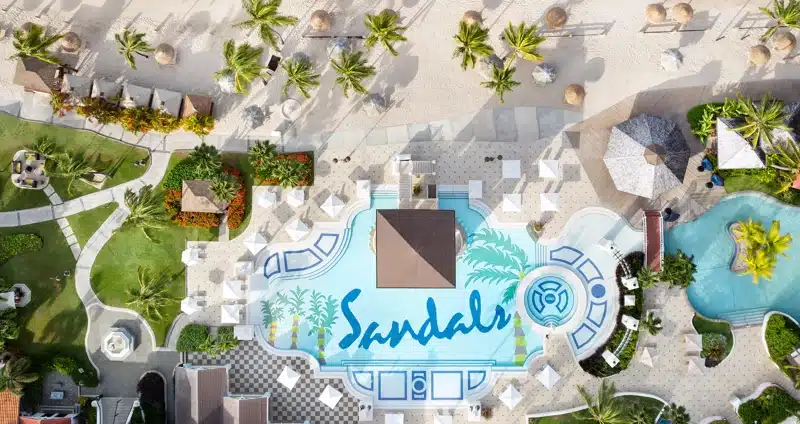 Zwembad met Sandals-logo bij Sandals Grande St Lucian
