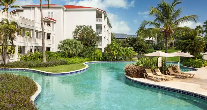Zwembad naast gebouw bij Sandals Grande St Lucian