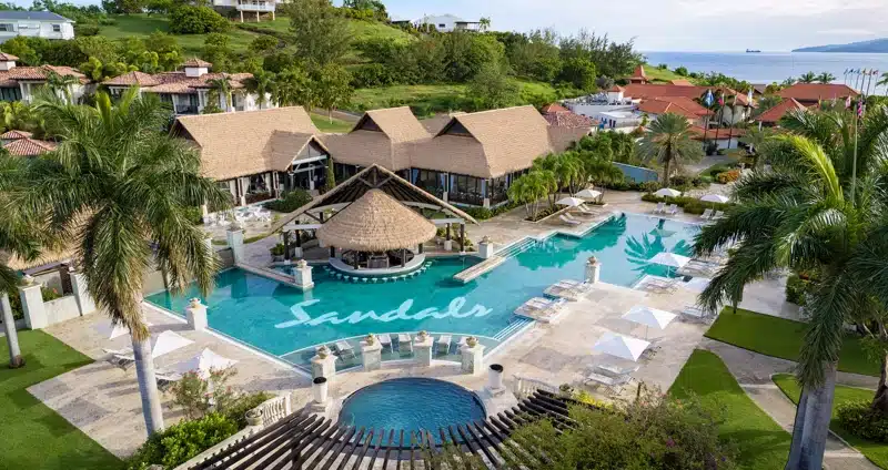 Zwembad bij Sandals Grenada Resort met swim-up bar