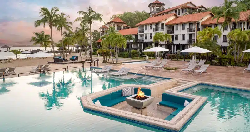 Zwembad met vuurplaats bij Sandals Grenada Resort