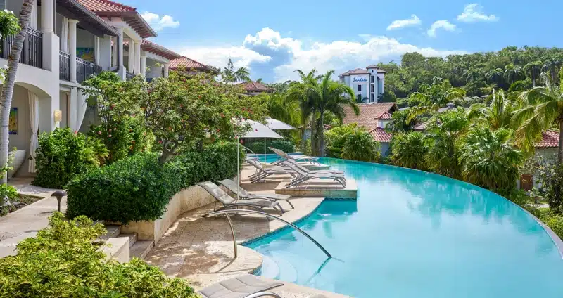 Infinity pool tussen tropische tuinen bij Sandals Grenada