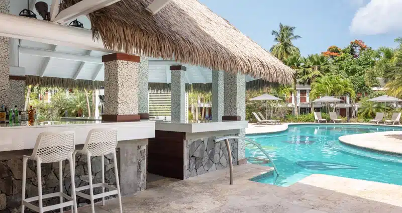Zwembadbar bij Sandals Halcyon Beach