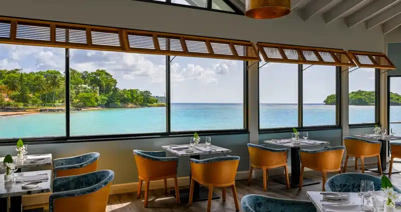 Restaurant met uitzicht op zee bij Sandals Halcyon Beach