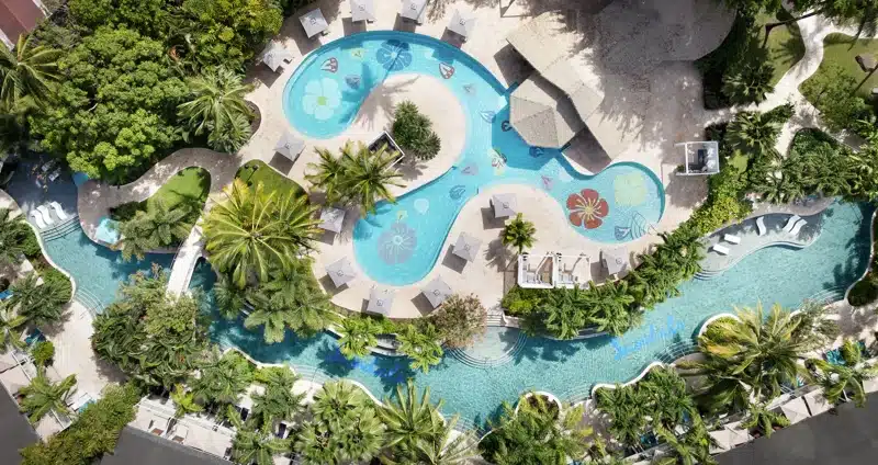 Zwembad met bloemenpatroon bij Sandals Halcyon Beach