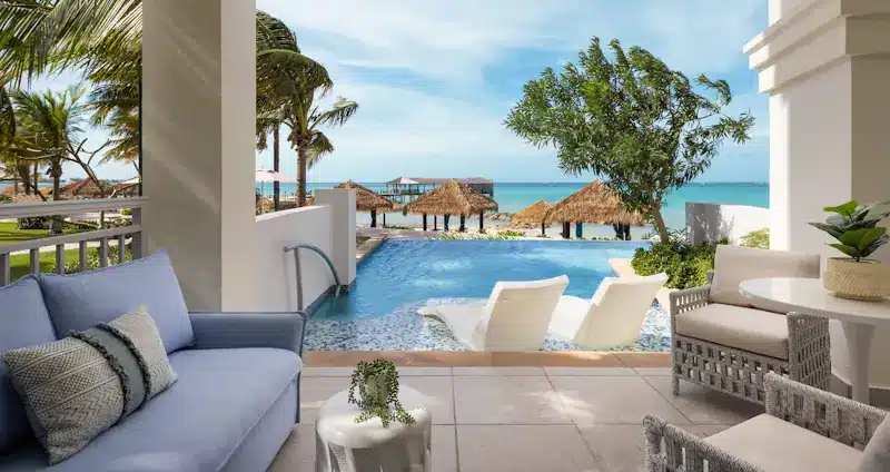 Suite met terras en zwembad bij Sandals Royal Bahamian
