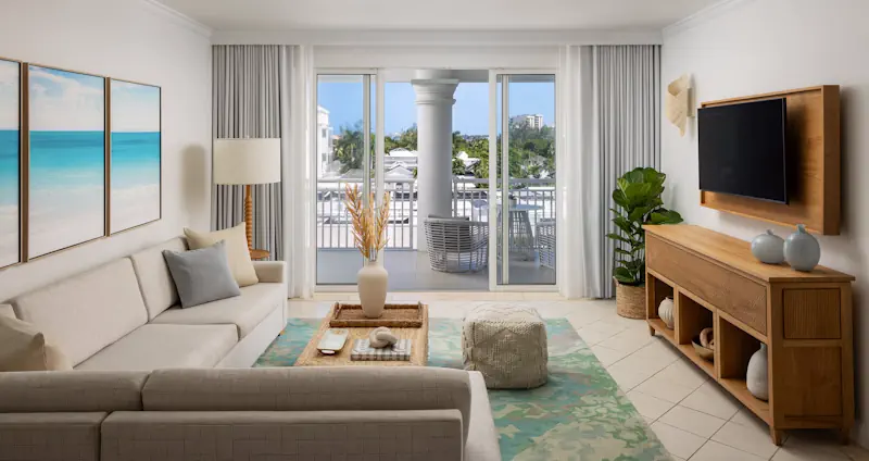 Woonkamer met balkon bij Sandals Royal Bahamian