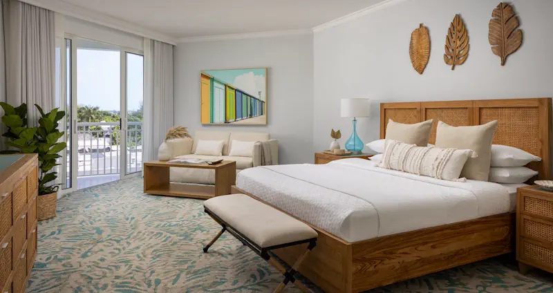 Slaapkamer met balkon bij Sandals Royal Bahamian