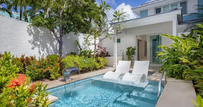 Privézwembad met ligstoelen bij Sandals Royal Bahamian