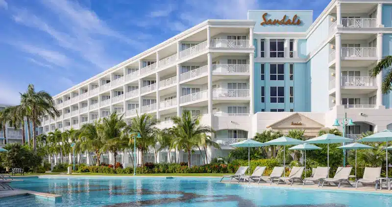 Hoofdgebouw en zwembad van Sandals Royal Bahamian