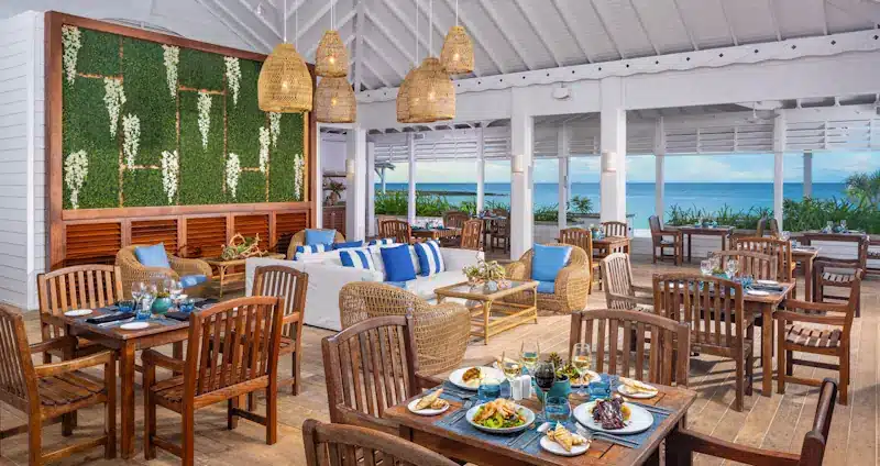 Openluchtrestaurant bij Sandals Royal Bahamian met zeezicht