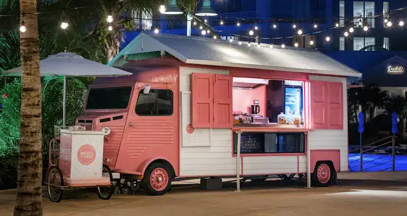 Foodtruck bij Sandals Royal Bahamian in de avond