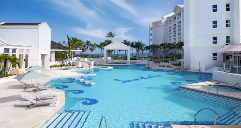 Zwembad bij hoofdgebouw Sandals Royal Bahamian resort